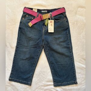 LEVI’S Stylish Blue Denim CAPRI Jeans with Pink Belt 6 NWT!